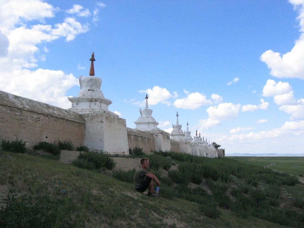 Witte boeddhistische stupa's van het klooster Erdene Zuu in Kharkhorin, Mongolië, tegen een blauwe lucht met witte wolken