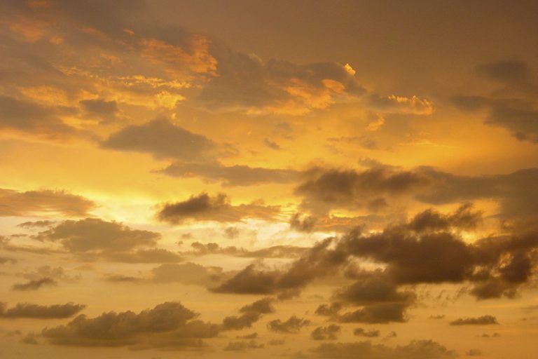 Dramatische oranje wolkenlucht bij zonsondergang boven het Thaise eiland Ko Kut in de Golf van Thailand