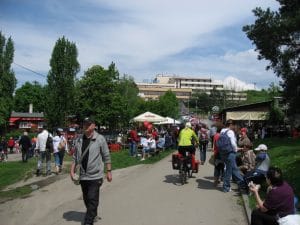Hotel en stadsrand van Brno in Tsjechië met terrassen en bomen, gezien bij aankomst via fietsroute 1