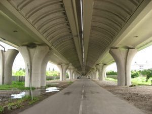 Betonnen booggewelf van een snelwegviaduct in Bratislava, van onderaf gefotografeerd, gebouwd boven de oude weg