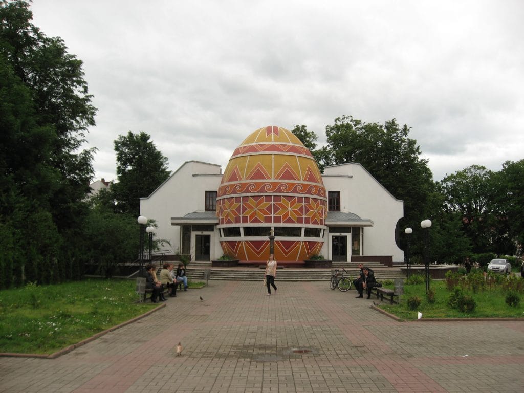 Het Pysanka Museum in Kolomyja, Oekraïne, een gebouw in de vorm van een reusachtig versierd Oekraïens paasei met geometrische patronen