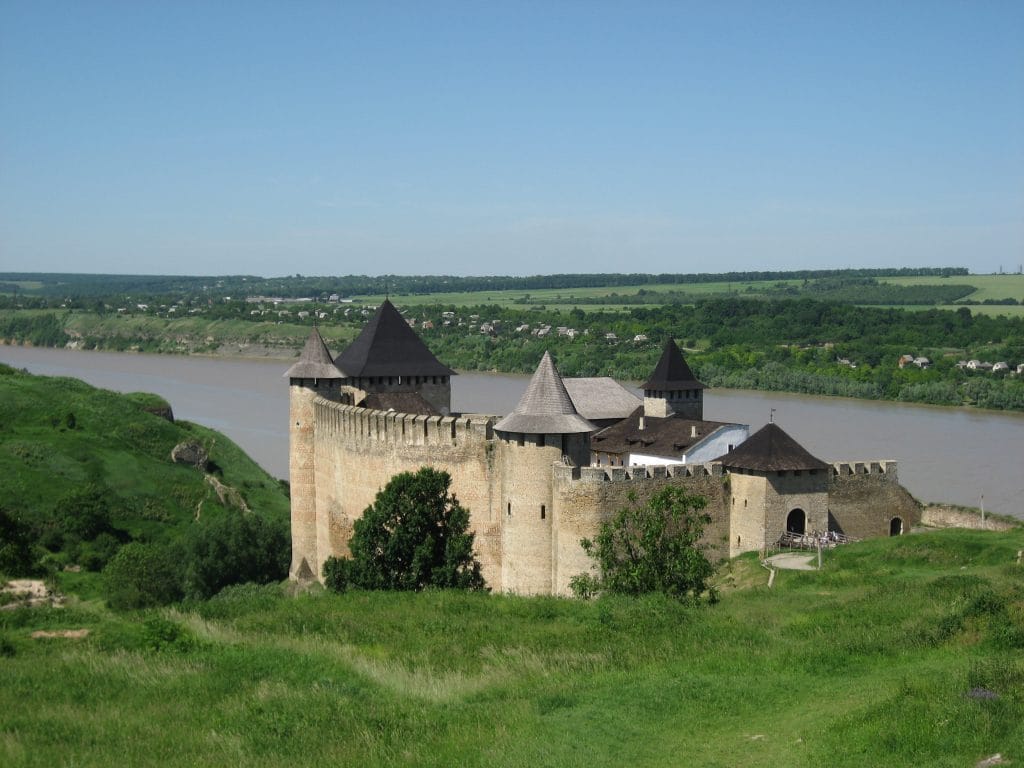 Middeleeuwse torens van het Khotyn-kasteel in Oekraïne aan de oever van de Dnister, groene vlakte en blauwe lucht op de achtergrond