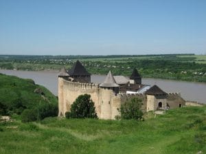 Middeleeuwse torens van het Khotyn-kasteel in Oekraïne aan de oever van de Dnister, groene vlakte en blauwe lucht op de achtergrond