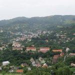 Panoramisch uitzicht over Banská Štiavnica in Slowakije, een historische stad met oranje pannendaken in de caldera van een uitgedoofde vulkaan omgeven door beboste heuvels