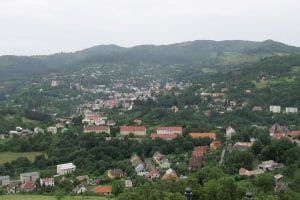 Panoramisch uitzicht over Banská Štiavnica in Slowakije, een historische stad met oranje pannendaken in de caldera van een uitgedoofde vulkaan omgeven door beboste heuvels