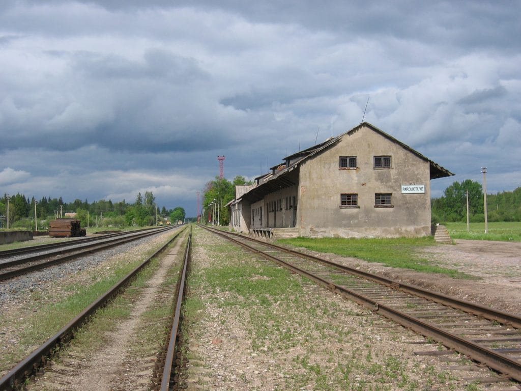 Verlaten Sovjet-era gebouw met Litouws opschrift PARDUOTUVĖ bij de treinsporen van Tytuvenai in Grinkiškis, Litouwen