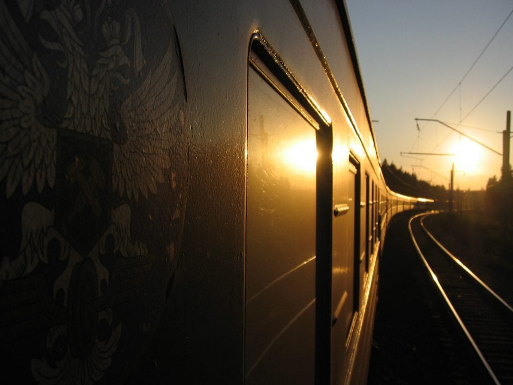 Russische treinwagon in tegenlicht van de laagstaande zon, onderweg naar Irkutsk