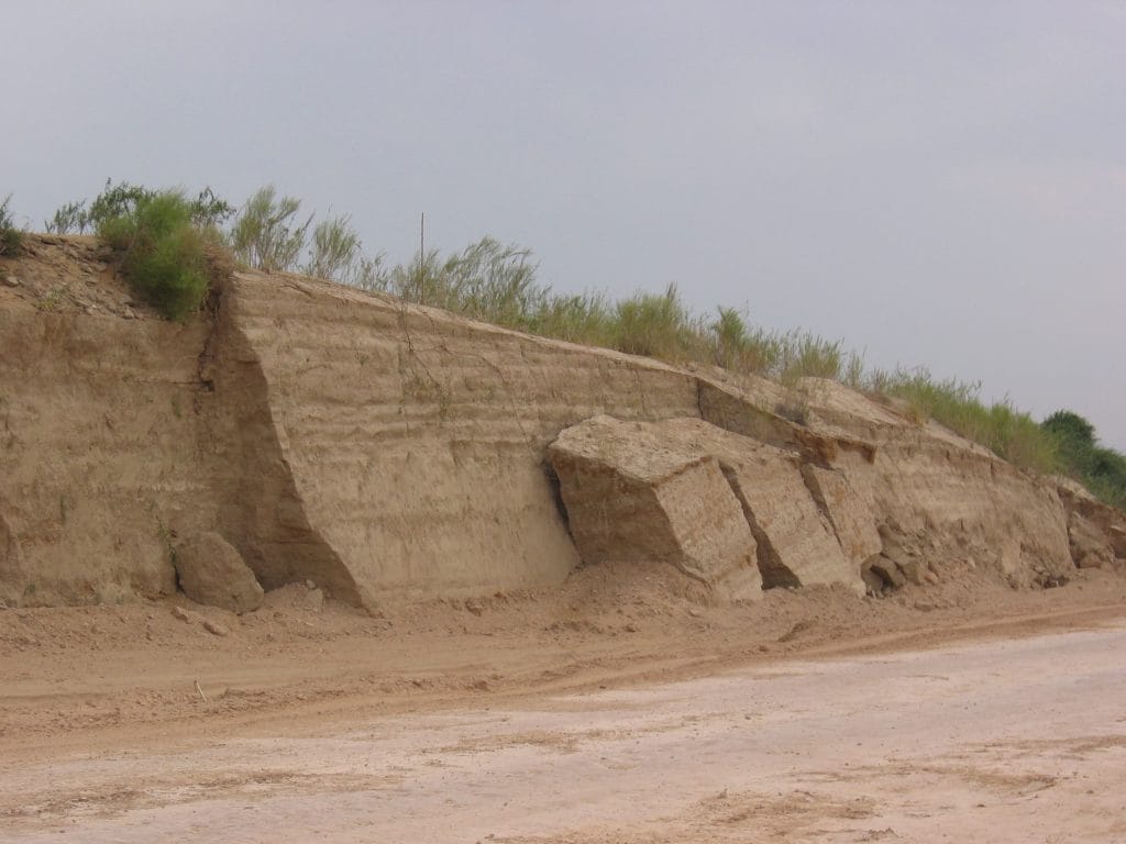 Verweerd overblijfsel van de aarden Chinese muur bij Zhongwei in de provincie Ningxia