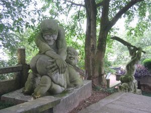 Grijnzende stenen demonsbeelden in de Spookstad van Fengdu, onderdeel van het Taoïstische helcomplex langs de Jangtsekiang