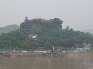 Tempel- en pagodecomplex op steile rotskliffen langs de Jangtsekiang, gehuld in nevel en mist