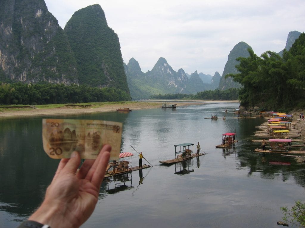 De Li-rivier bij Yangshuo met karstpieken en boten — het landschap van het 20 yuan biljet, Guangxi