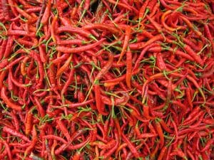 Stapel verse rode chilipepers op de markt in de omgeving van Dali, Yunnan