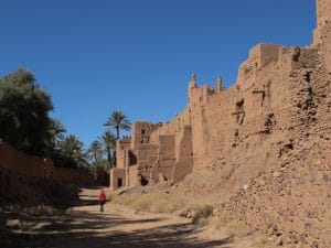 Hoge lemen muren van de kasbah van Tamnougalt in de Draa-vallei, langs de karavaanroute tussen Timbuktu en Marrakesh