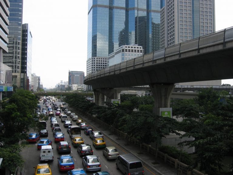 Glazen wolkenkrabbers en een elevated highway in het stadscentrum van Bangkok, Thailand