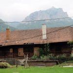 Traditioneel houten huis met pannendak in Stefanova, op de achtergrond de rotsige toppen van de Malá Fatra, Slowakije