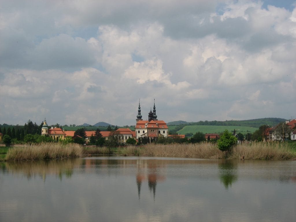 Torens en spitsen van de basiliek van Velehrad in Tsjechië tegen een dramatische bewolkte lucht