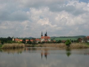 Torens en spitsen van de basiliek van Velehrad in Tsjechië tegen een dramatische bewolkte lucht