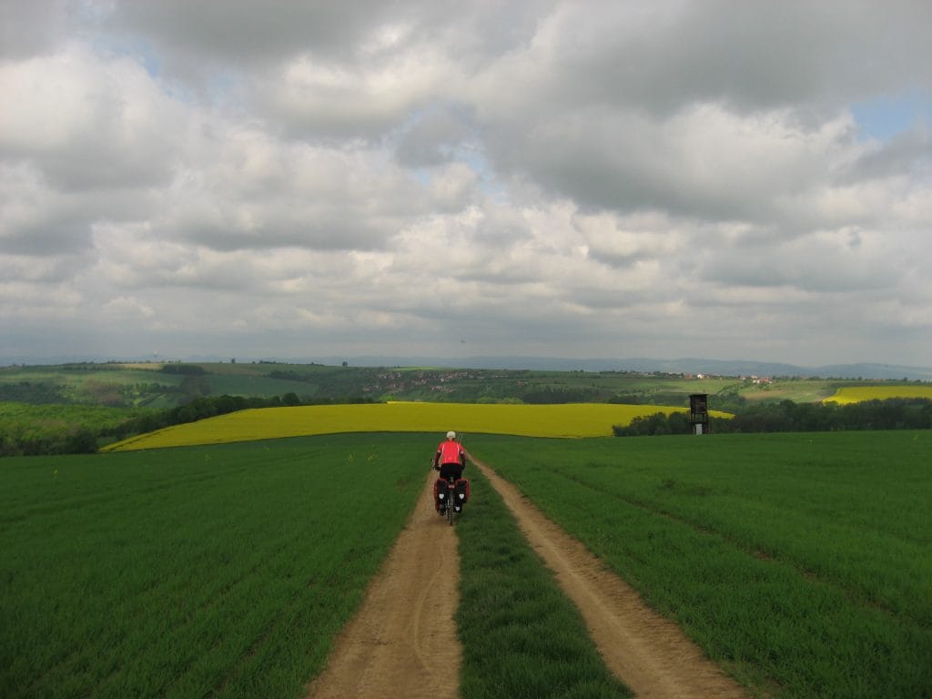 Dramatische bewolkte lucht boven de heuvels van Prakšická vrchovina bij Mistřice in Tsjechië