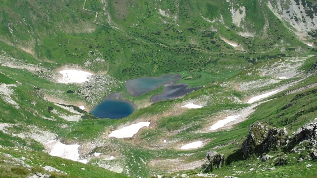 Twee alpine bergmeren de Rackove plesa omgeven door groene hellingen met sneeuwresten in de Západné Tatry bij Pribylina, Slowakije