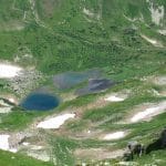 Twee alpine bergmeren de Rackove plesa omgeven door groene hellingen met sneeuwresten in de Západné Tatry bij Pribylina, Slowakije