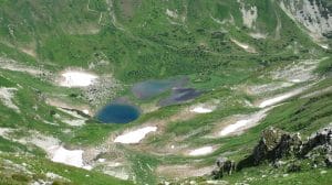 Twee alpine bergmeren de Rackove plesa omgeven door groene hellingen met sneeuwresten in de Západné Tatry bij Pribylina, Slowakije