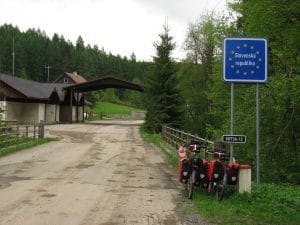 EU-grensbord met tekst Slovenská republika bij de informele grensovergang tussen Tsjechië en Slowakije in de Bílé Karpaty