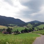 Groen bergdal met verspreide huizen van Veľké Borové, omgeven door beboste heuvels in de Kvacianska Dolina, Slowakije