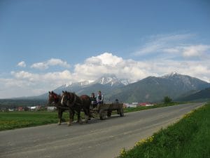 Sneeuwbedekte toppen van de Vysoké Tatry (Hoge Tatra) achter wolken, gezien vanuit het plattelandsdorp Lendak in Slowakije