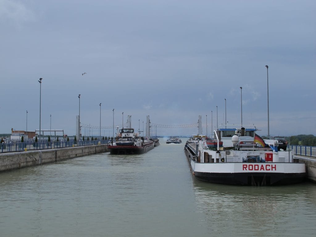 Silhouetten van lantaarnpalen en sluisinfrastructuur in de mist bij Gabčíkovo op de Donau, Slowakije