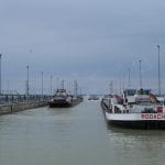 Silhouetten van lantaarnpalen en sluisinfrastructuur in de mist bij Gabčíkovo op de Donau, Slowakije