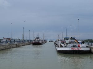 Silhouetten van lantaarnpalen en sluisinfrastructuur in de mist bij Gabčíkovo op de Donau, Slowakije