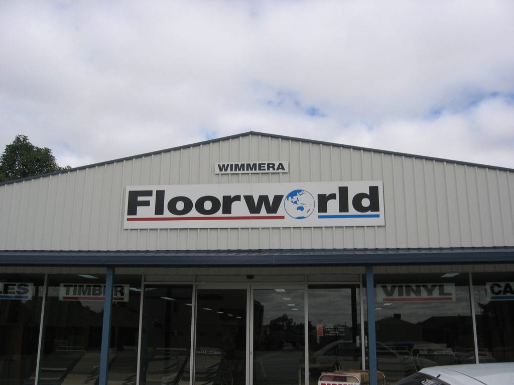 Grote hal van Floorworld in Horsham, Wimmera-regio in Victoria, Australië, met het opschrift WIMMERA op het dak