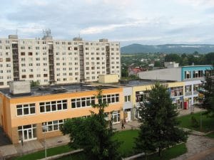 Uitzicht op Snina vanuit het Eurohotel Vihorlat met communistisch flatgebouw op de voorgrond en beboste Vihorlat-heuvels op de achtergrond