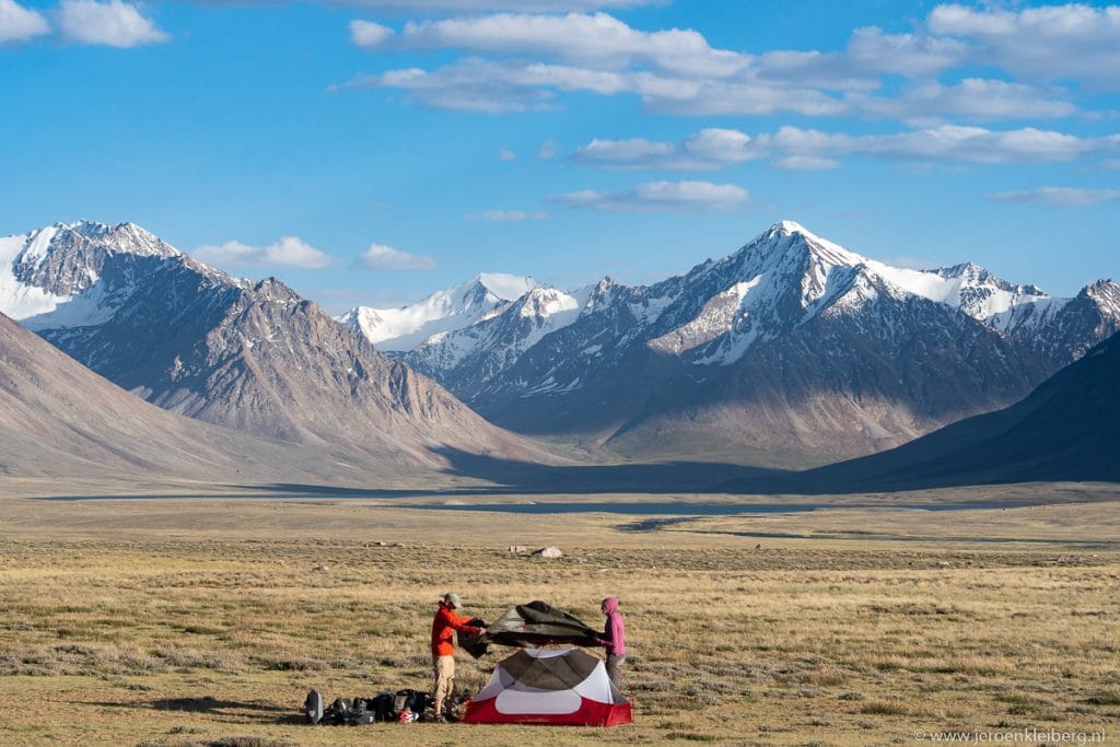 Tent opgezet op 4160 meter hoogte in het Zorgul Natuurreservaat in Tadzjikistan met uitzicht over het grensgebied met Afghanistan