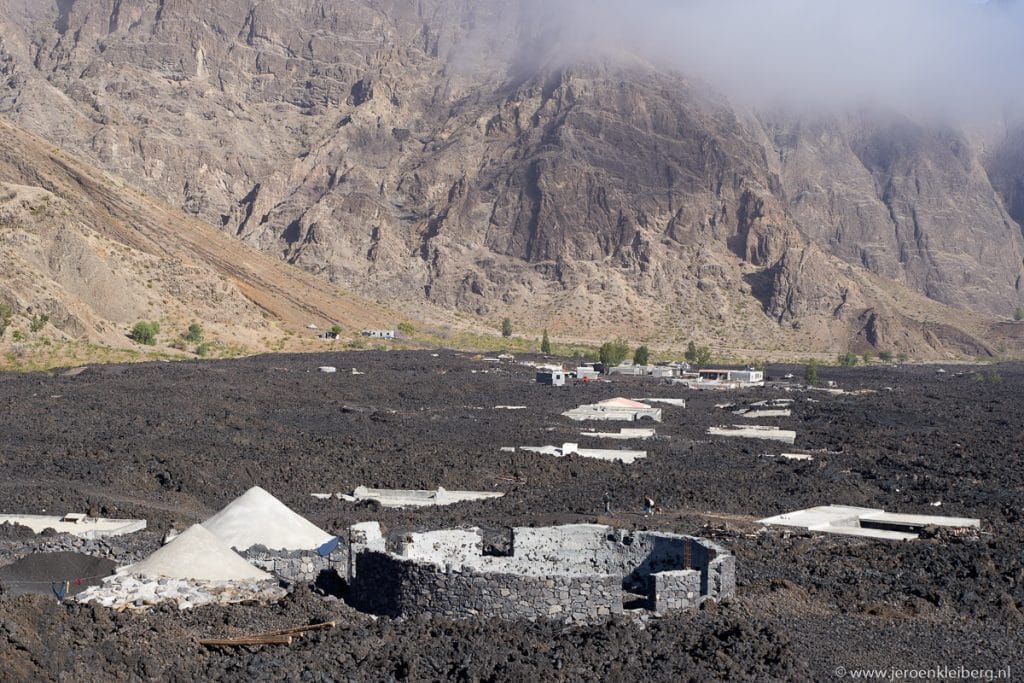 Het dorpje Chã das Caldeiras op eiland Fogo in Kaapverdië, met witte huizen ingeklemd tussen zwarte lavastenen in de caldera van de Pico do Fogo