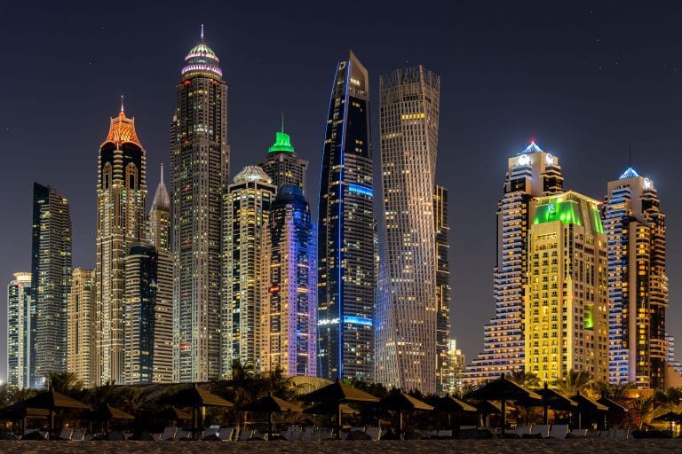 Dubai – Wolkenkrabbers van Dubai Marina bij nacht
