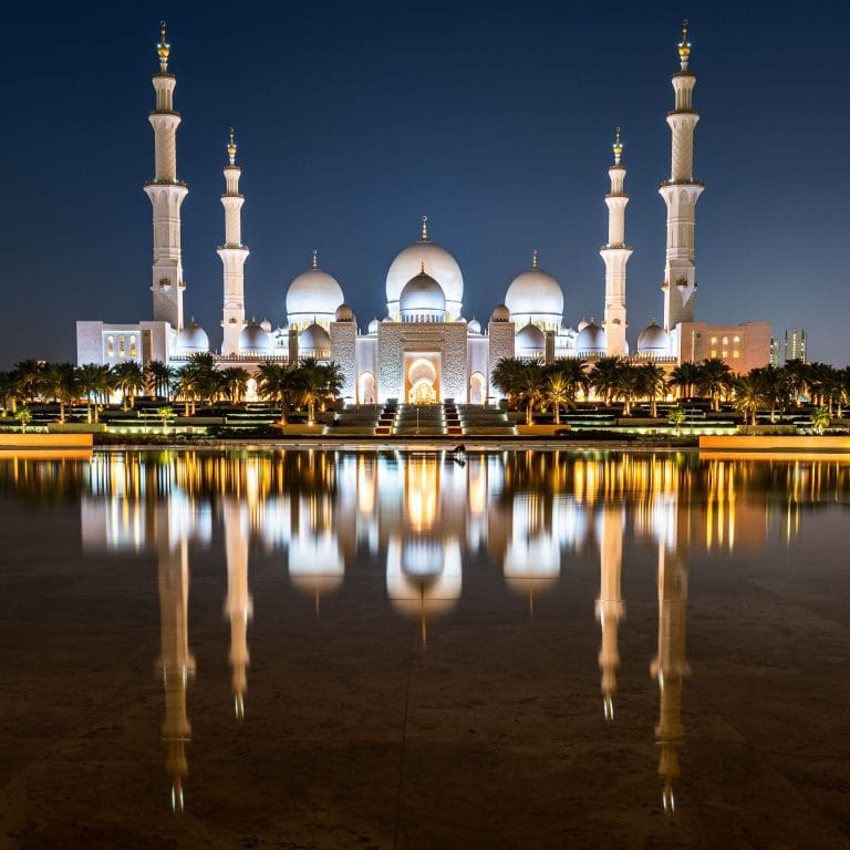 Stadsgezicht van Abu Dhabi, hoofdstad van de Verenigde Arabische Emiraten, met moderne architectuur en wolkenkrabbers langs de Golf. Maart 2020.