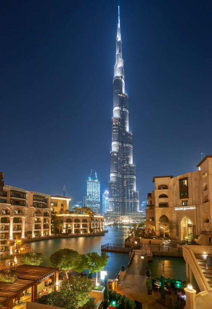 Dubai – Wolkenkrabbers in de skyline, gezien van dichtbij