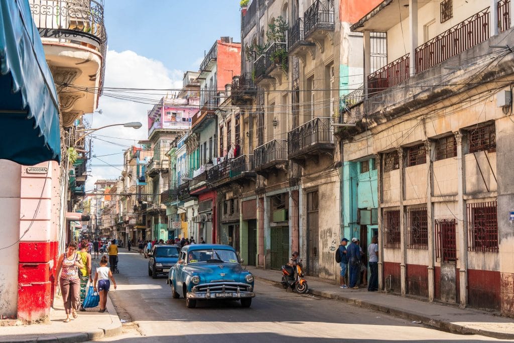 Vervallen koloniale straatarchitectuur in de Havana-wijk Centro Habana, Cuba, met verouderde gebouwen en authentiek Cubaans straatleven. Januari 2019.