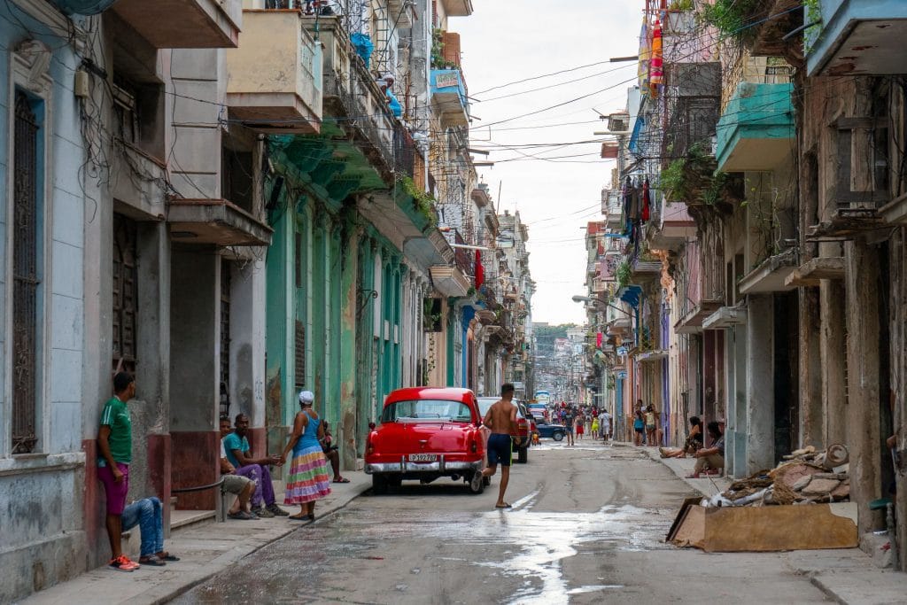 Straatleven in de wijk Centro Habana in Havana, Cuba, januari 2019