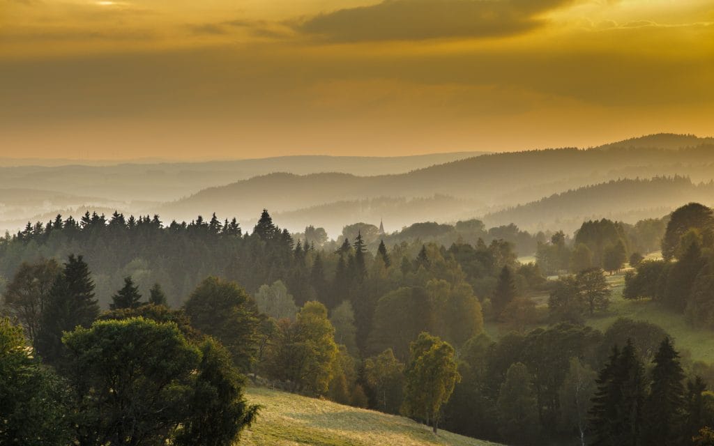 Zonsondergang boven het heuvellandschap bij Šindelová in de Karlovarský kraj, Tsjechië, september 2014