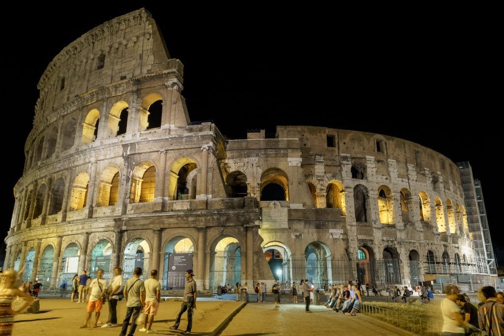 Het verlichte Colosseum in Rome bij nacht, met de bogen en gelaagde arcaden goed zichtbaar