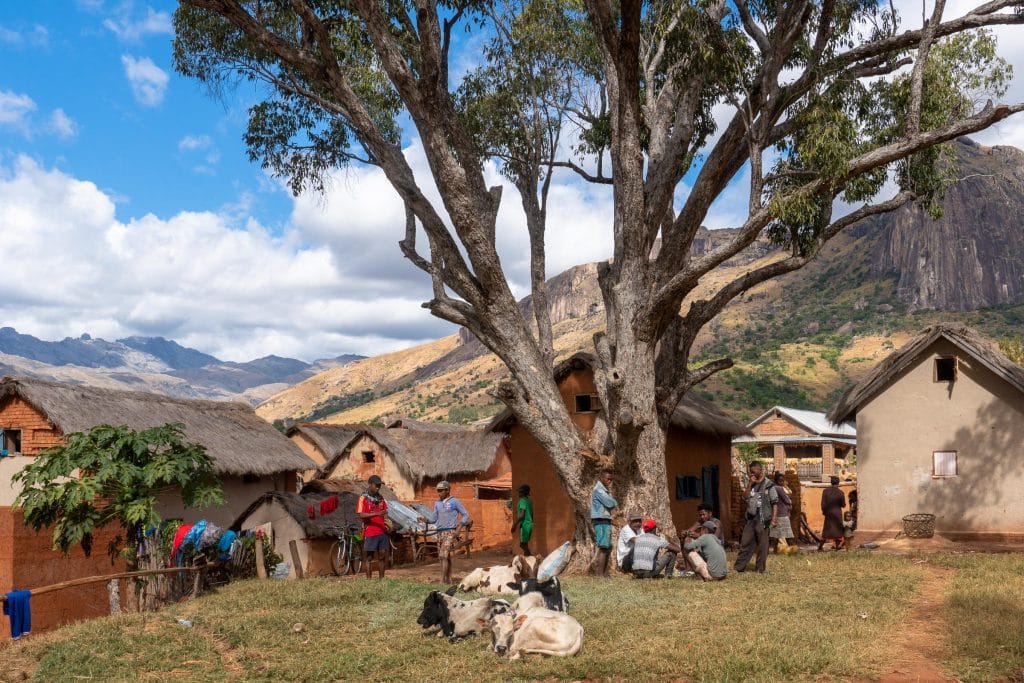 Landschap bij Soavahiny in de hooglanden van Matsiatra Ambony, Madagaskar, met groene heuvels, rode laterietgrond en rijstvelden. Juni 2019.