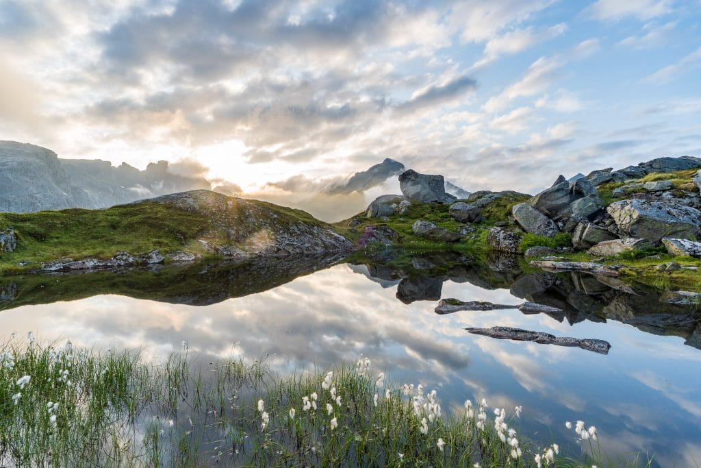 Landschap bij Moskenes op de Lofoten in Nordland, Noorwegen, met steile bergtoppen en typische vissersplaatsjes aan het water. Augustus 2019.