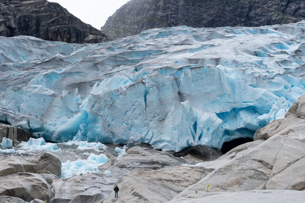 Fjordlandschap bij Luster in Vestland, Noorwegen, met het Lustrafjord omgeven door steile bergwanden. Augustus 2019.