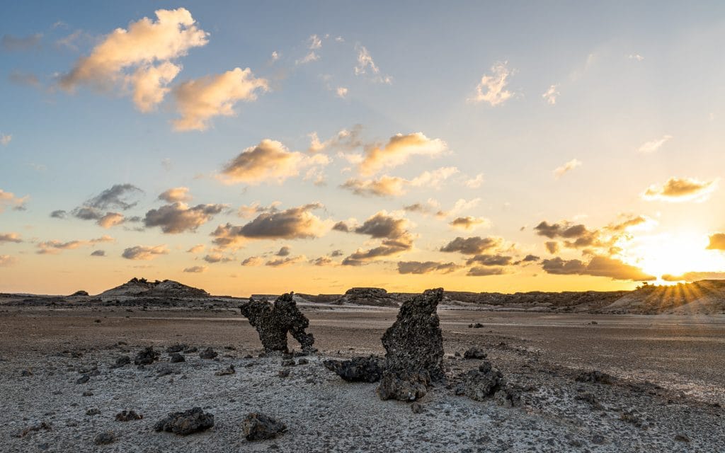 Woestijnlandschap in de Al Wusta-regio van Oman, een van de meest afgelegen en dunbevolkte gebieden van het Arabisch Schiereiland. Januari 2020.