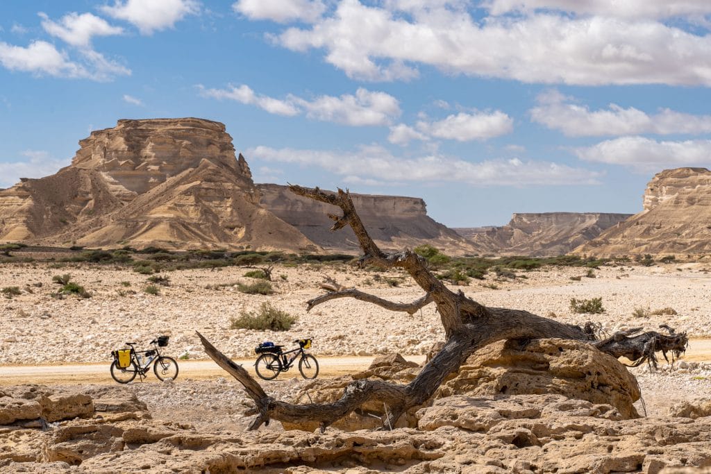Droog binnenlandlandschap in de Dhofar-regio van Oman, het zuiden van het land buiten het monsoonseizoen. Januari 2020.