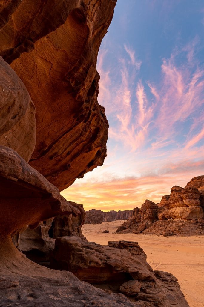 Rotsachtige woestijn bij Al-Ula in de Al-Madinah-regio van Saoedi-Arabië, met dramatische rode zandsteenformaties nabij de Nabatese ruïnestad Hegra. Februari 2020.