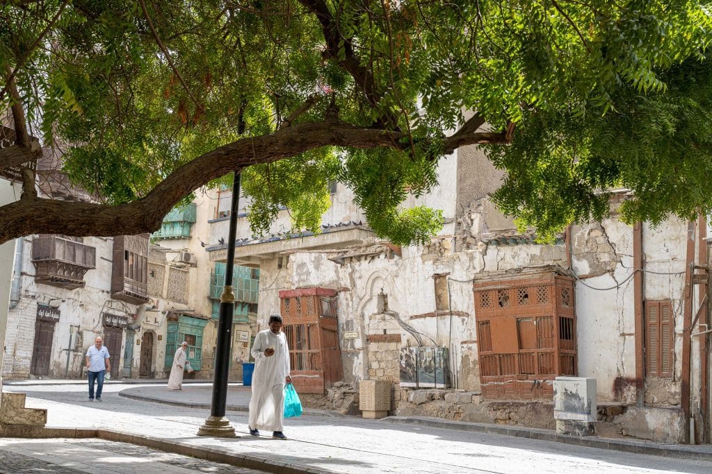 Straatgezicht in de historische wijk Al-Balad in Jeddah, Saoedi-Arabië, bekend om zijn UNESCO-beschermde koopmanspaleizen en houten erkers. Februari 2020.