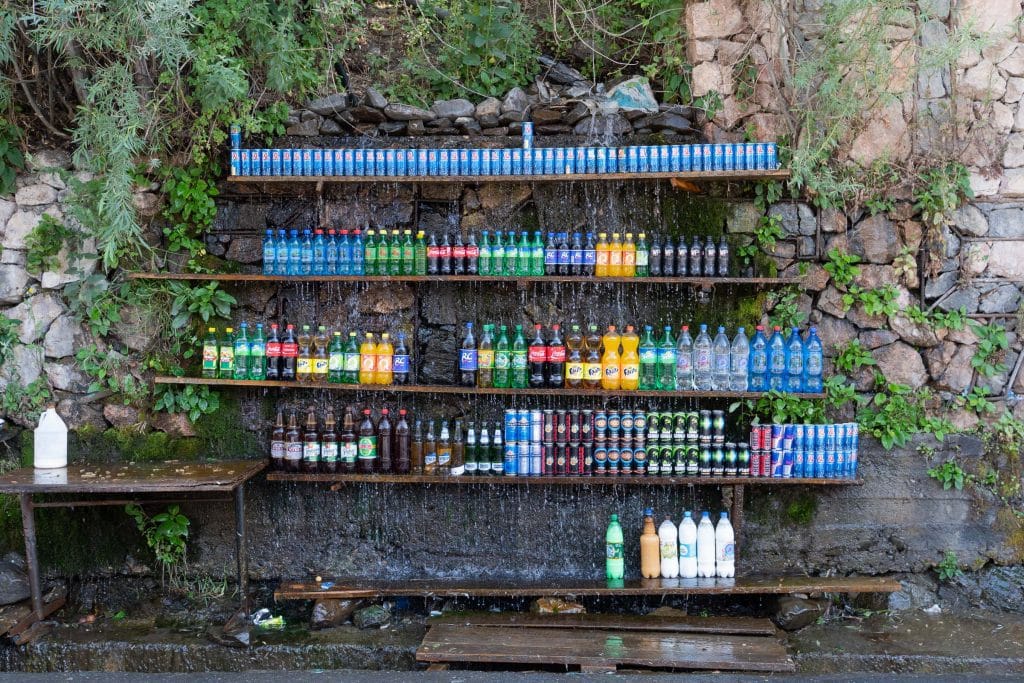 Natuurlijke koelkast in het bergdorp Dardar in de provincie Sughd, Tadzjikistan, juni 2018